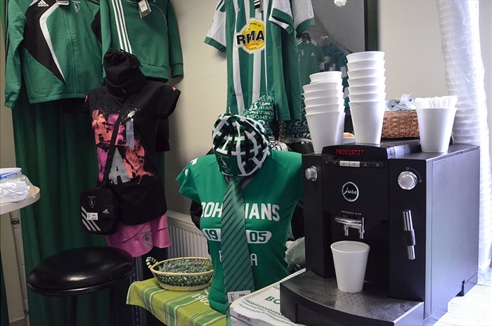 Jan Moravec prodával ve fanshopu