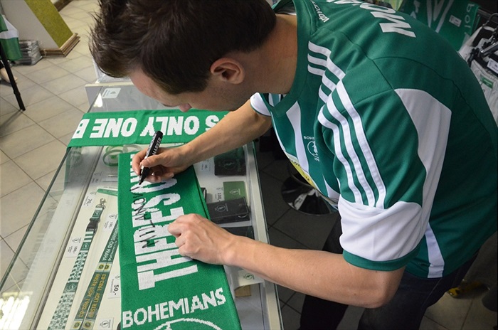 Jan Moravec prodával ve fanshopu