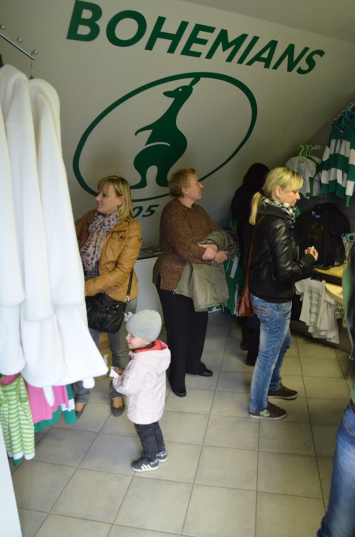 Jan Moravec prodával ve fanshopu