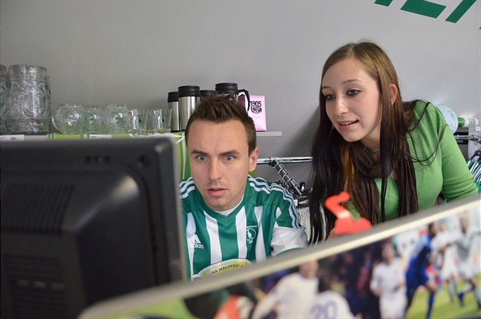 Jan Moravec prodával ve fanshopu