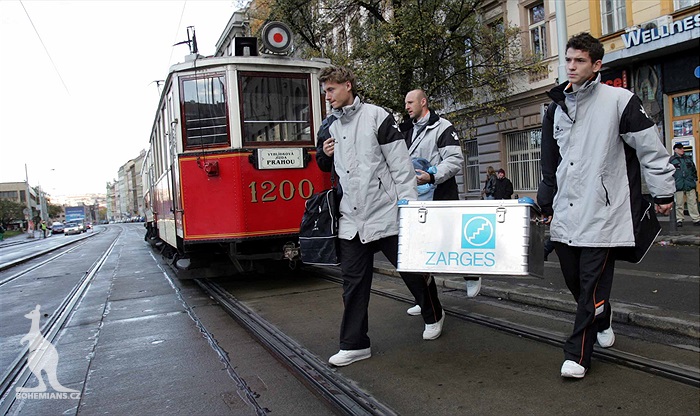 Příjezd na Žižkov - Bartek a Havránek plní funkci zelenáčů a odnášejí bedny z tramvaje.
