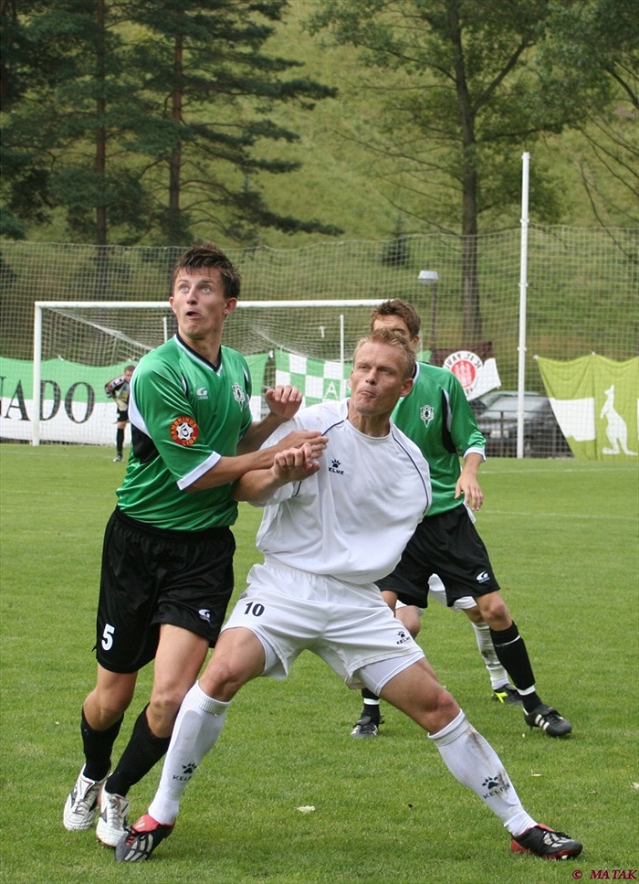Dalibor Slezák se od míče odstavit nenechal.