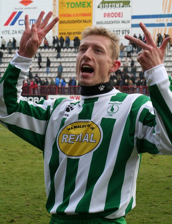 Zpravodaj Tomáš Kulvajt hlasí výhru béčka Bohemians v Sokolově 4:3. (foto: Hanička)