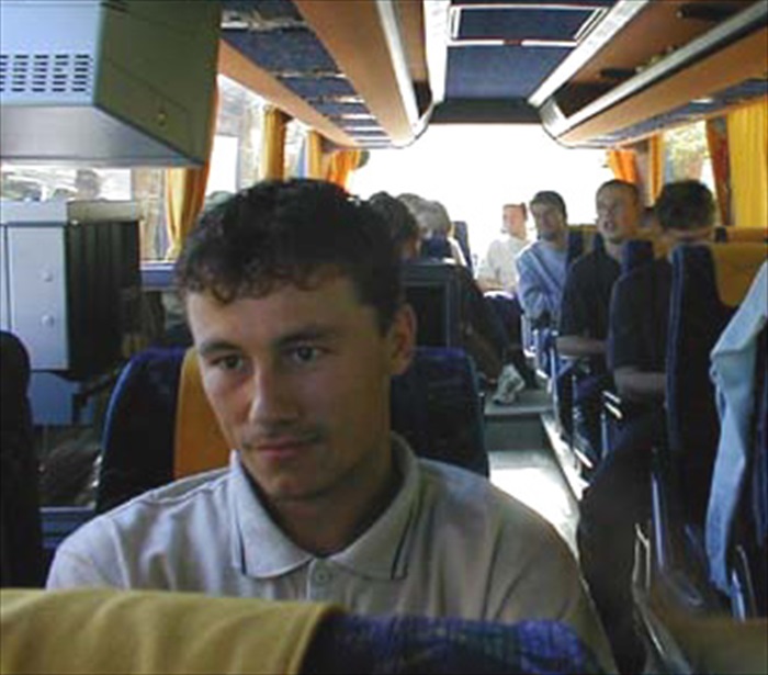 Zklamaný Libor Baláž se posadil se na špatné místo a nevidí na televizi.