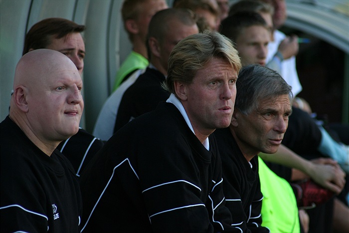 Lavička Bohemians s napětím sleduje zápas.