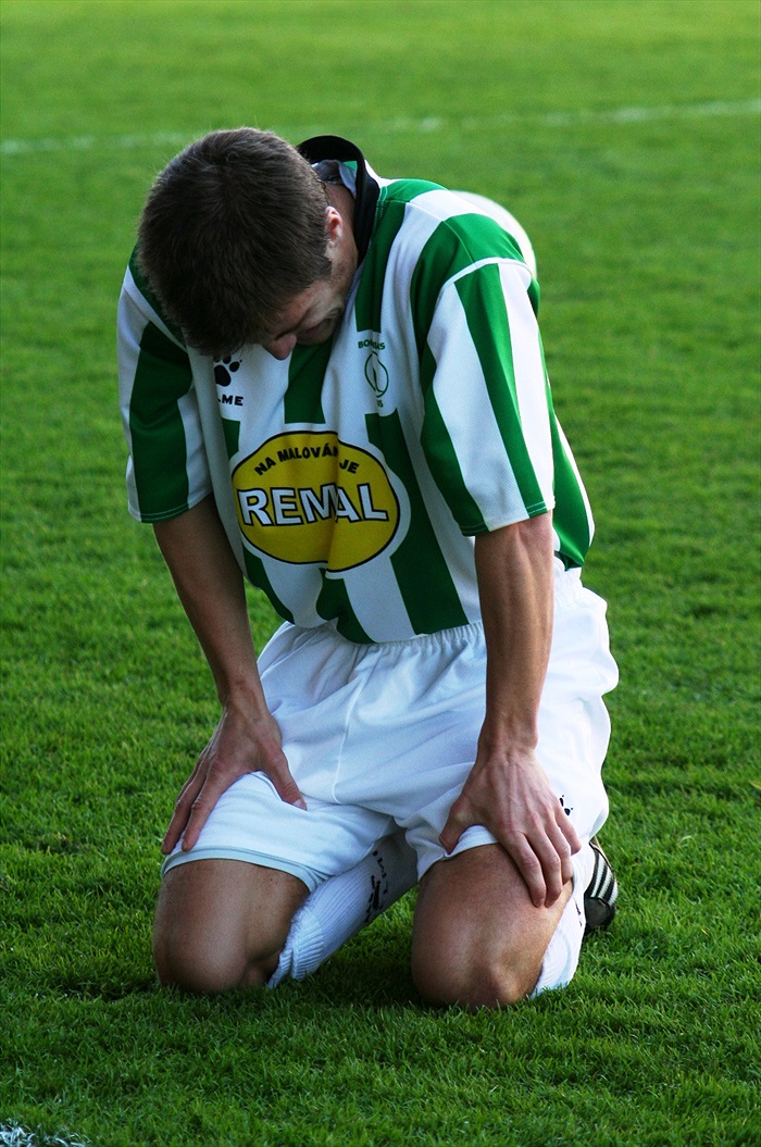 Lukáš Marek v přemýšlivé poloze.