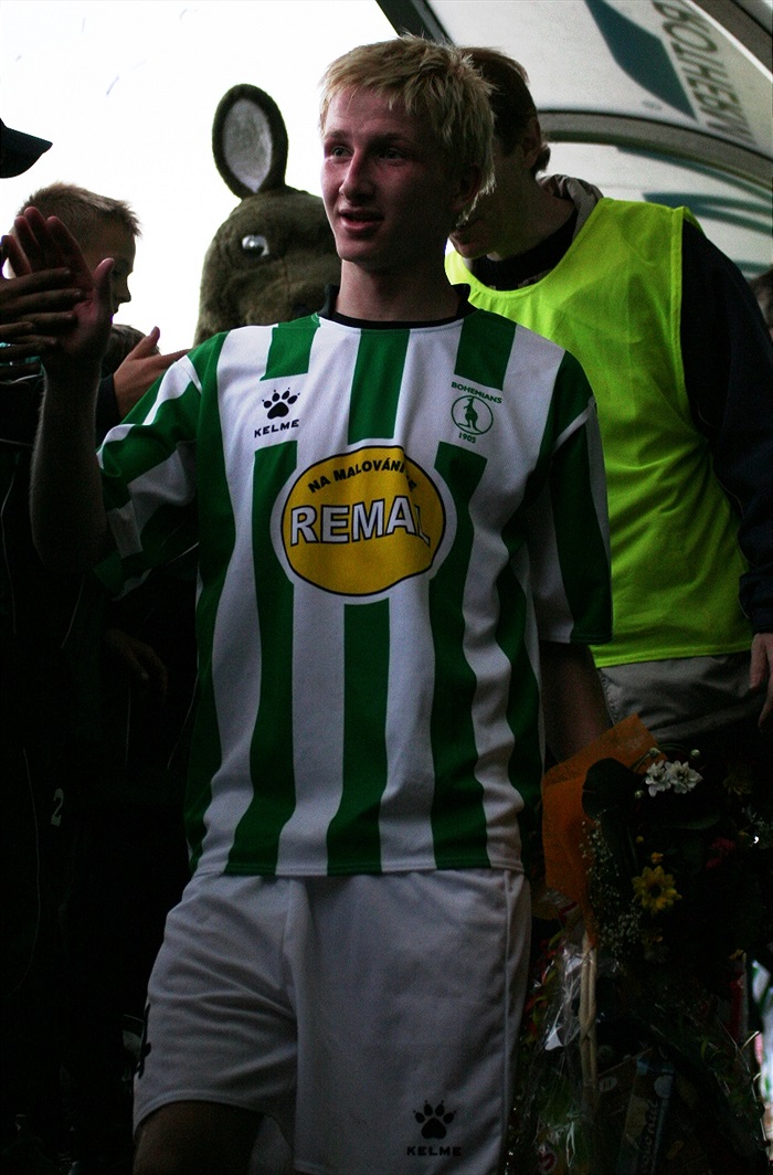 Michal Pávek si odnáší cenu pro nejlepšího hráče utkání.