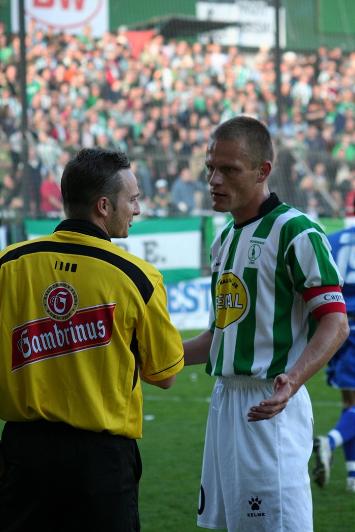 Kapitán Slezák diskutuje s rozhodčím.