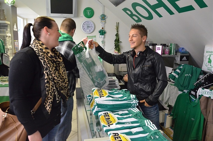 Nicolas Šumský prodával ve fanshopu