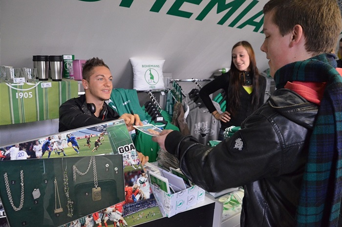 Nicolas Šumský prodával ve fanshopu