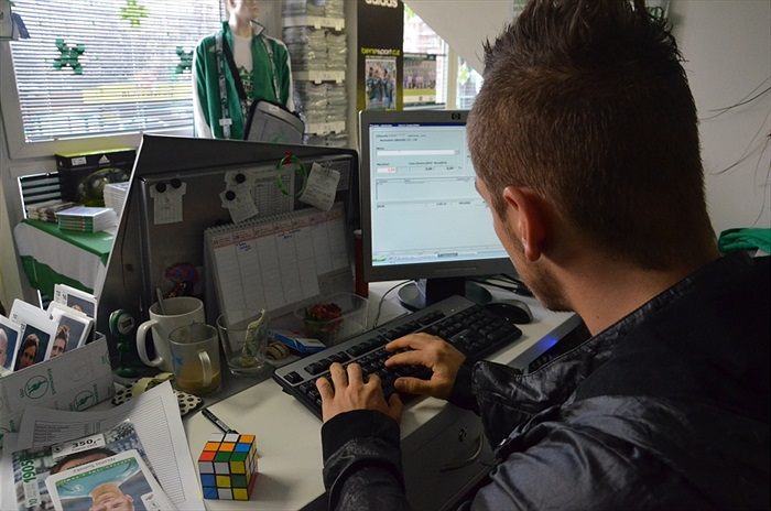 Nicolas Šumský prodával ve fanshopu