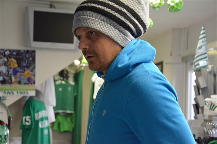 Nicolas Šumský prodával ve fanshopu