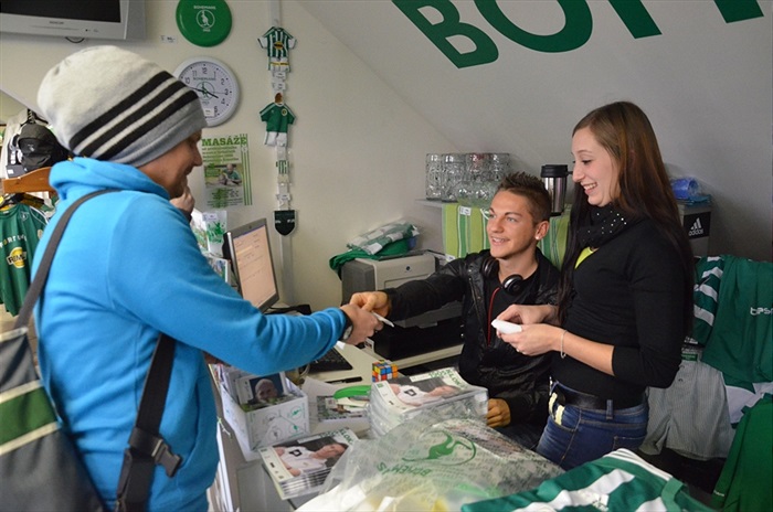 Nicolas Šumský prodával ve fanshopu