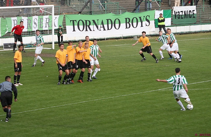 Přímý kop Diana šel nad.