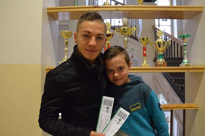 Nicolas Šumský předává lístky žákům na ZŠ Botičská