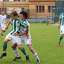 Kevin Radimský bojuje o míč s hradeckým protihráčem 