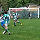Dominik Fiala (19) se řítí na branku hostí. Sekunduje mu Filip Kučera
