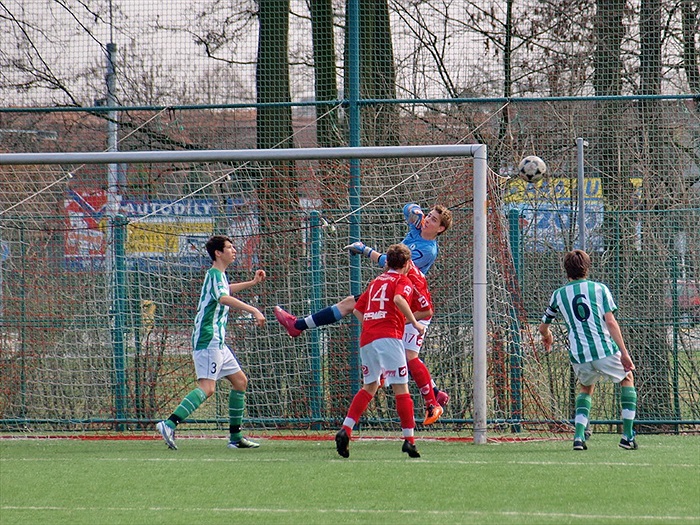 Golman Michal Bartůněk odvrací nebezpečí od své branky