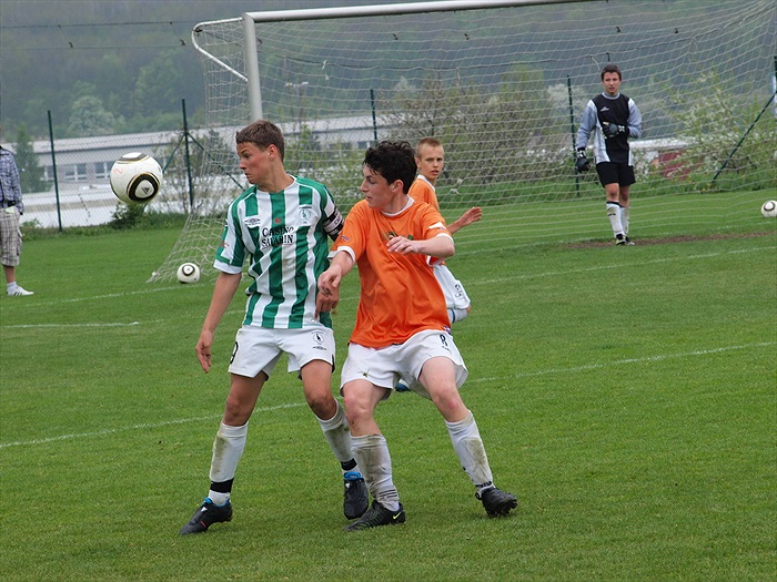 Kapitán mužstva Dominik Kostka zpytavě prohlíží dráhu balónu