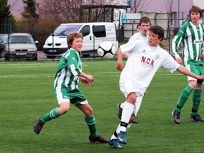 Dominik Kostka v souboji s hráčem Meteoru. Přihlíží Filip Houštecký.