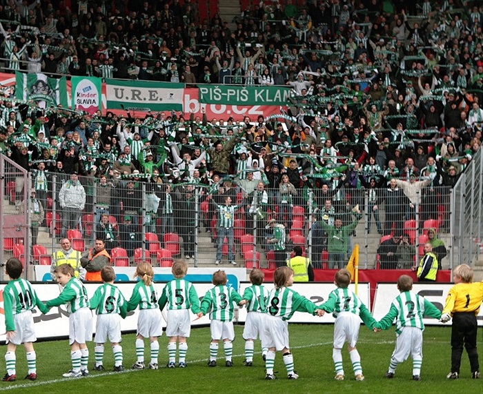 Děkovačka přípravky 2004 po zápase v poločase