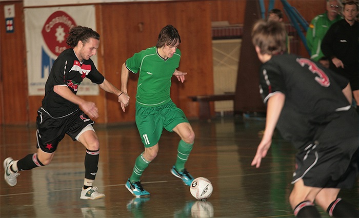 Martin Kraus si kryje míč