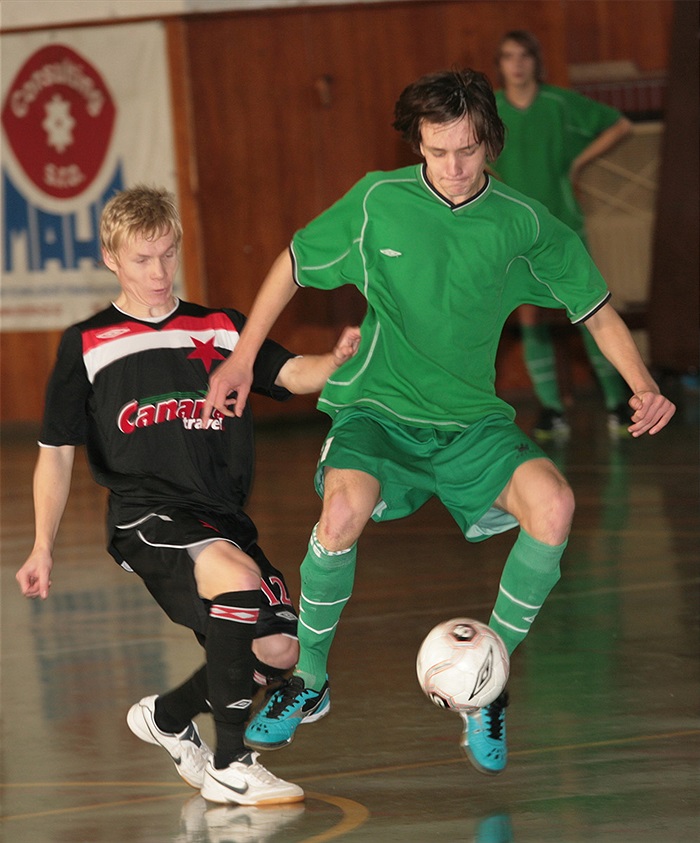 Martin Kraus si kryje míč