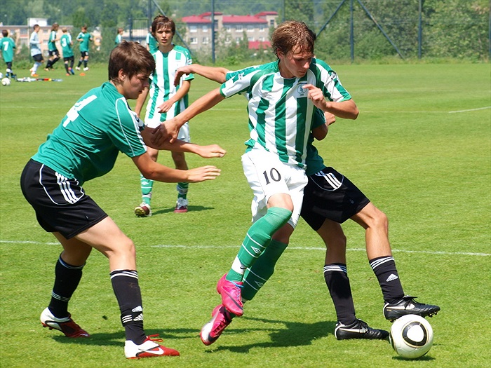 Dan Bláha uniká ze sevření dvou mosteckých hráčů 