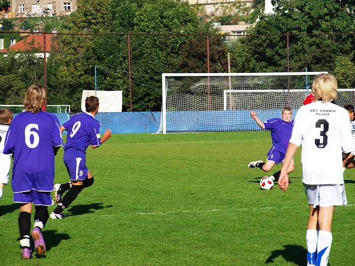 BOH - BRANÍK  6:1   Petr Kalaš při obranném zákroku. Přihlížín Kostka (9) a Habětín (6)