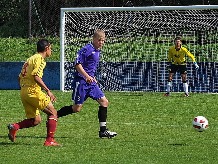 BOH - DUKLA  1:0   Petr Kalaš zachraňuje před dotírajícím Entnerem. Situaci bedlivě sleduje golman Jakub Kondelík