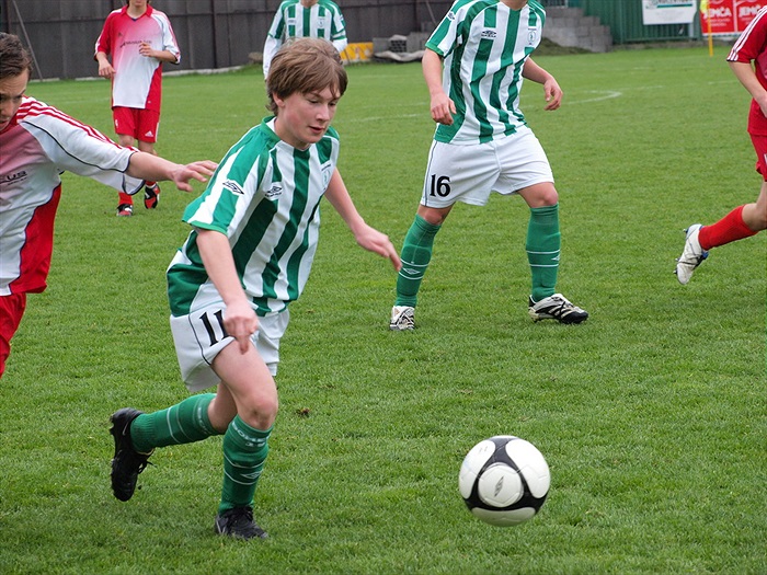 Jirka Lukáš si kryje míč