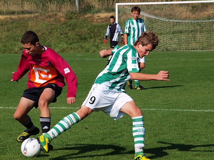 Jakub Grohmann se snaží vyškrábnout míč soupeři