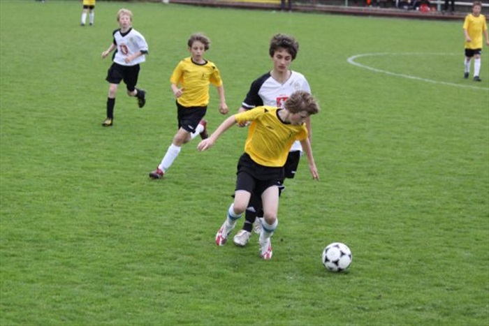 Šíma obchází protihráče a Skůča ho hlídá