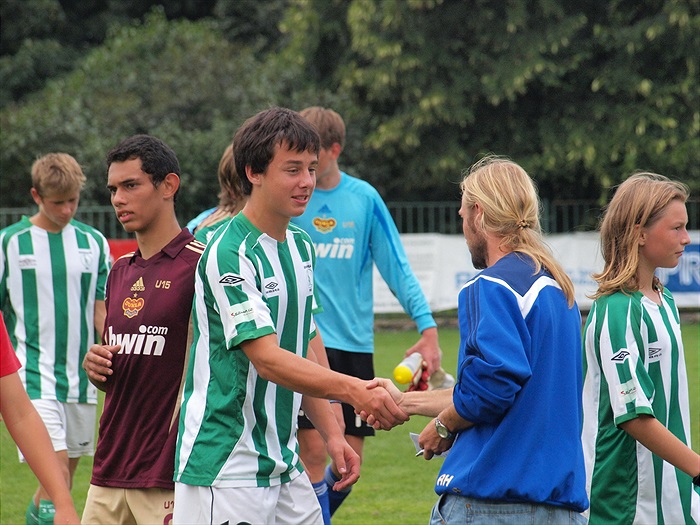 Golman J. Kondelík si na 2 minuty vyzkoušel, jaké to je být útočníkem. Ruku mu podává trenér Dukly.