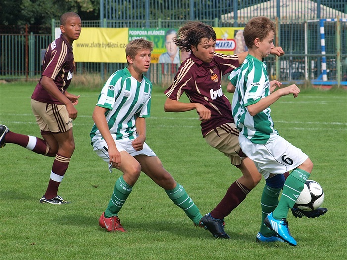 K. Radimský (6) a P. Smíšek bojují s dukelskými hráči Slavickým a Vachouškem