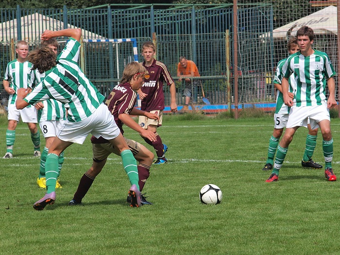 Jeden z našich nejlepších hráčů v zápase D. Šlajsna (11) v tvrdém souboji se soupeřem