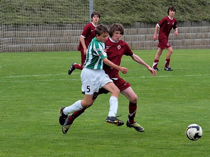 Jan Šetina v tuhém souboji se sparťanským útočníkem