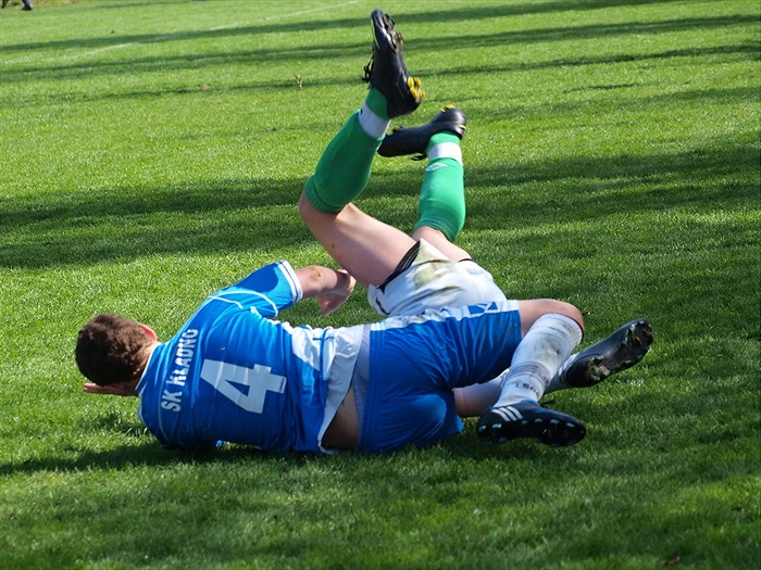 S kladenským hráčem č. 4 svedl Jakub Habětín nespočet soubojů, které někdy končily i takhle