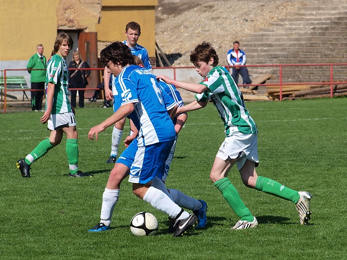 Martin Švestka se snaží odebrat míč kladenské dvojici