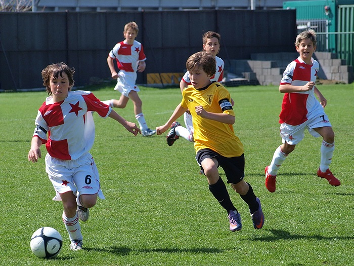 Kapitán týmu Marko Tomič bojuje o balón