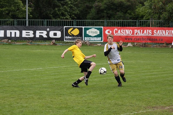 "Čápa" ve skluzu posílá balón k tyčce