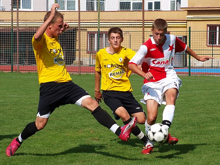 D. Bláha společně s F. Kučerou se snaží odebrat míč Pelyakovi (SLA)