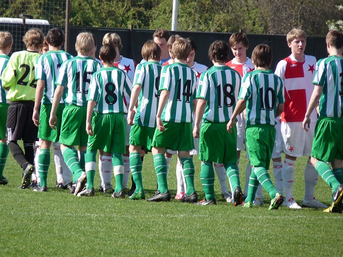 Přátelské podání rukou před těžkou bitvou.