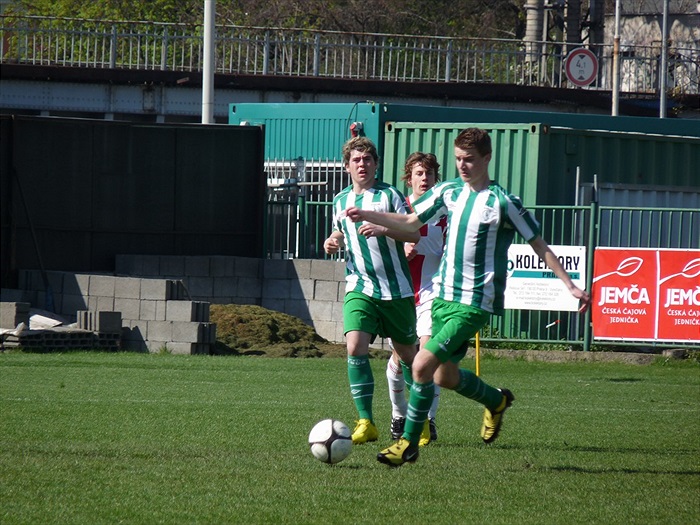 Jakub Horký vyváží míč za podpory Honzy Pechra