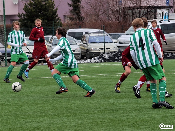 Příprava střelecké pozice Pavla Habruna, přihlíží Tomáš Veselý a David Svozil