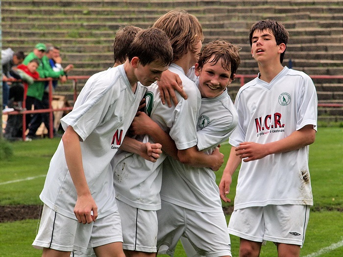 Radost po 2. gólu, který vsítil Jakub Habětín. Zleva: Houštecký, Habětín, Grohmann a Fiala