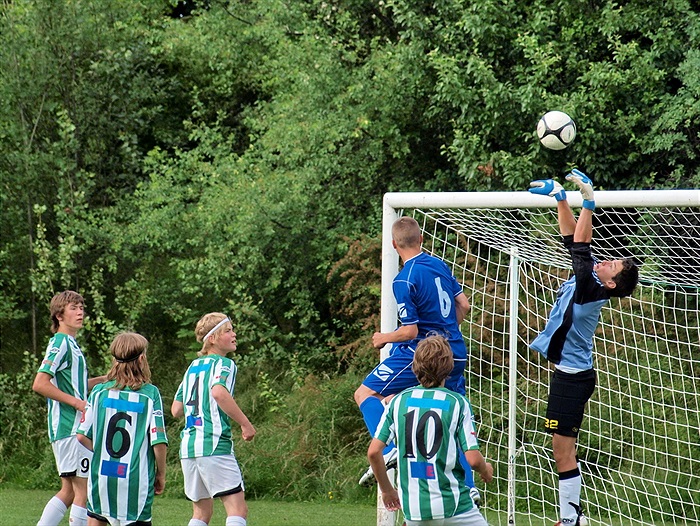 Gólovou hlavičku hráče č. 6 s námahou odvrací náš brankář J. Kondelík