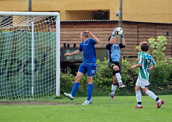 Další souboj našeho golmana J. Kondelík s útočníkem hostí č. 6