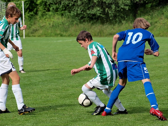 Tomáš Přibyl se snaží přihrát Honzovi Šetinovi