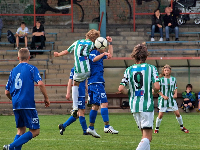 Hlavičkuje Jakub Grohmann (7) za asistence Charváta (9) a Petříka